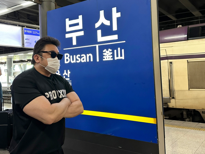 This is why you don't recognize me.Ma Dong-seok, even if you wore dark sunglasses and a mask, you'd recognize him