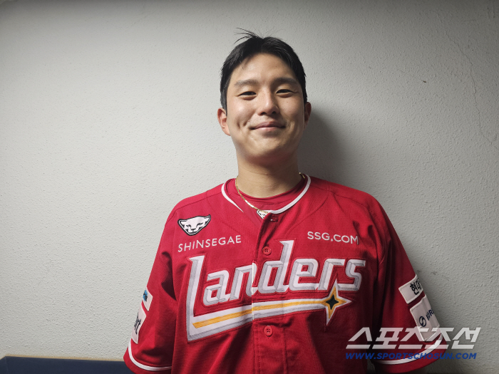 Your hands taste different. Are you watching? Sajik Frozen → Folder greeting → 4 hits and fire...Cheers from the spirited 23-year-old catcher 
