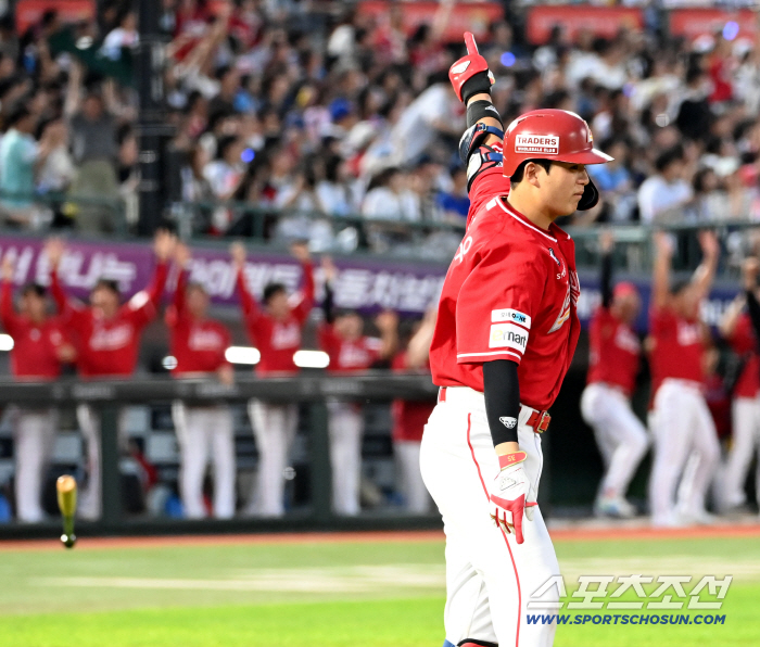 Your hands taste different. Are you watching? Sajik Frozen → Folder greeting → 4 hits and fire...Cheers from the spirited 23-year-old catcher 