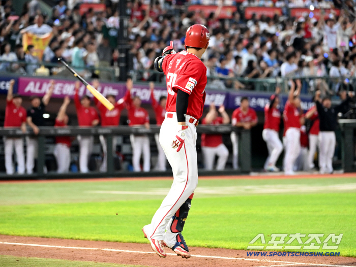 Your hands taste different. Are you watching? Sajik Frozen → Folder greeting → 4 hits and fire...Cheers from the spirited 23-year-old catcher 