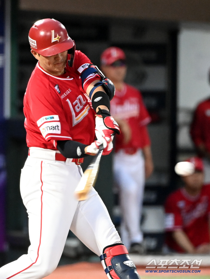 Your hands taste different. Are you watching? Sajik Frozen → Folder greeting → 4 hits and fire...Cheers from the spirited 23-year-old catcher 