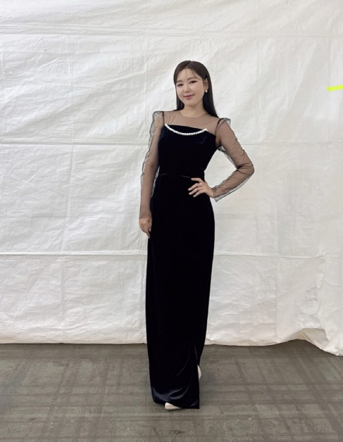153cm Song Ga-in, 170cm tall..the golden proportion of a figure of nine