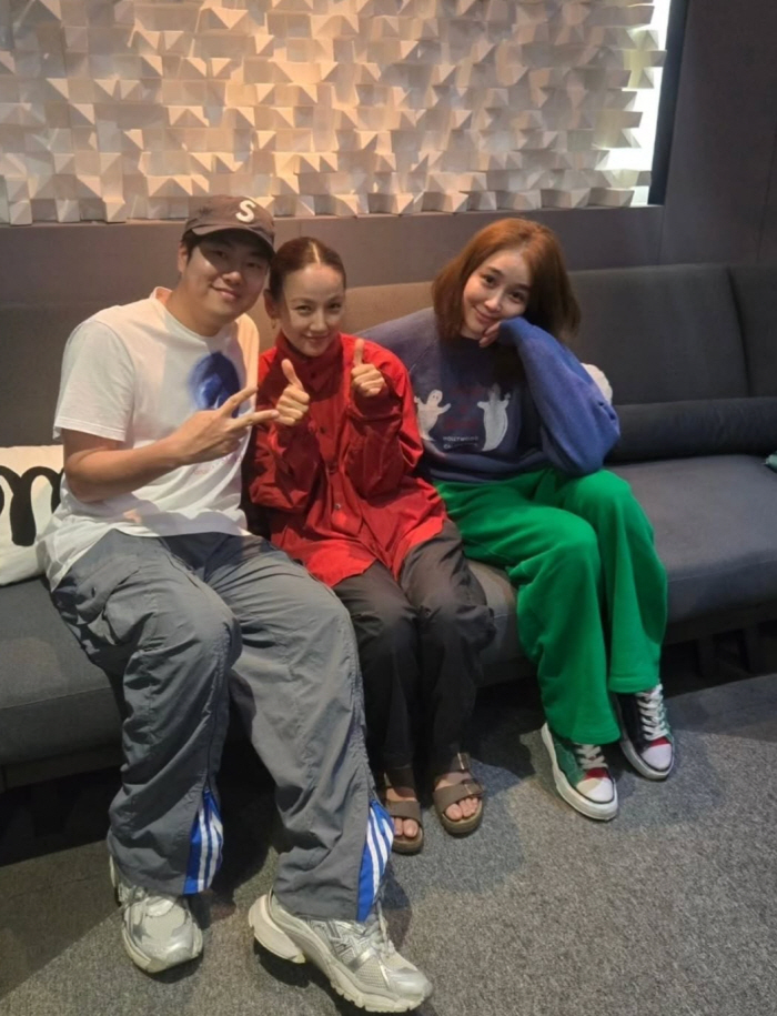 For Lee Hyo-ri and Ok Joo-hyun, the eldest member of Fin.K.L came forward..Back as a singer with all-white hair