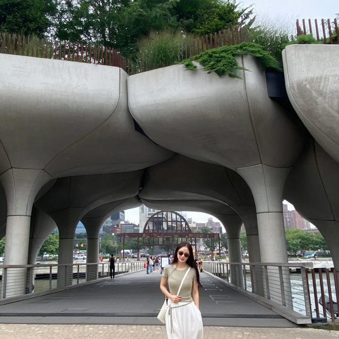 A hip cafe where Kim Taehee also stands up and drinks...Beauty that focused on New York's fashion