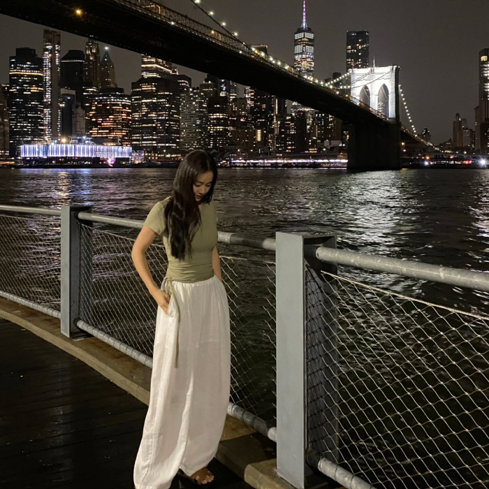 A hip cafe where Kim Taehee also stands up and drinks...Beauty that focused on New York's fashion