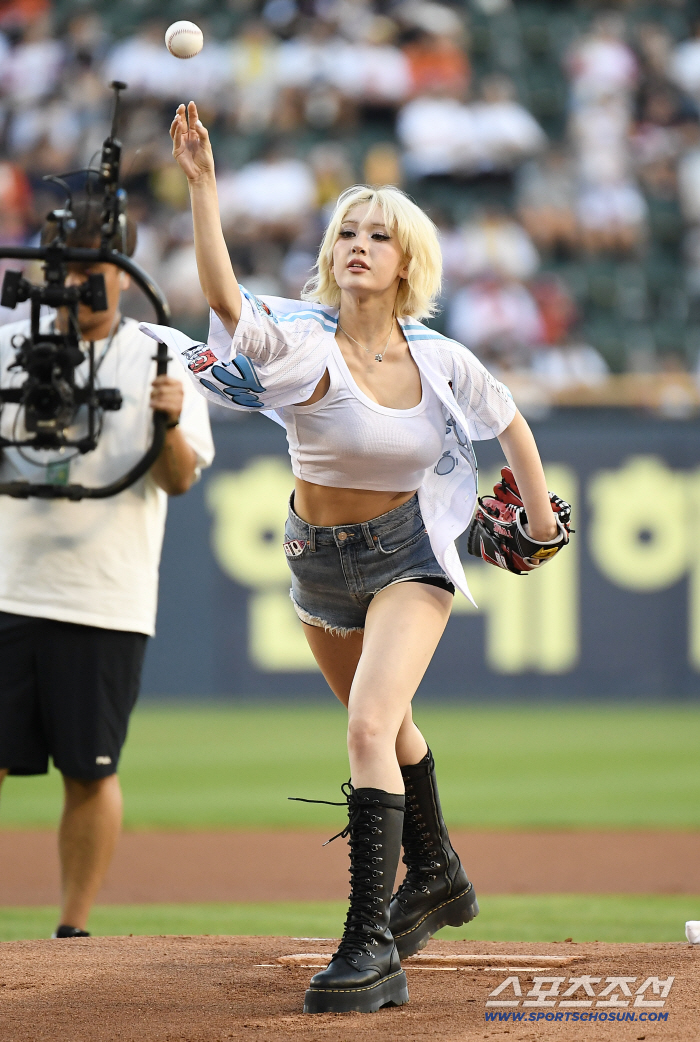 Jeon So-mi changed the standard for the girl group's first pitch...Making stickers with Pitching Seok's forkball  private expenses 