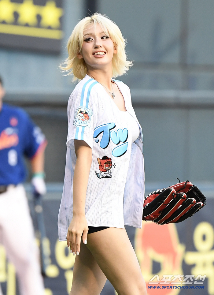 Jeon So-mi, Jamsil's heated first pitch fairy...Waterbomb's explosive response