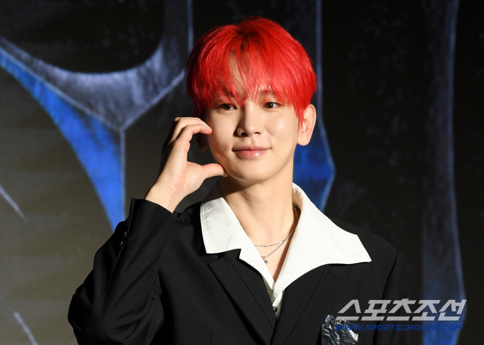  SHINee Key is working hard today as well