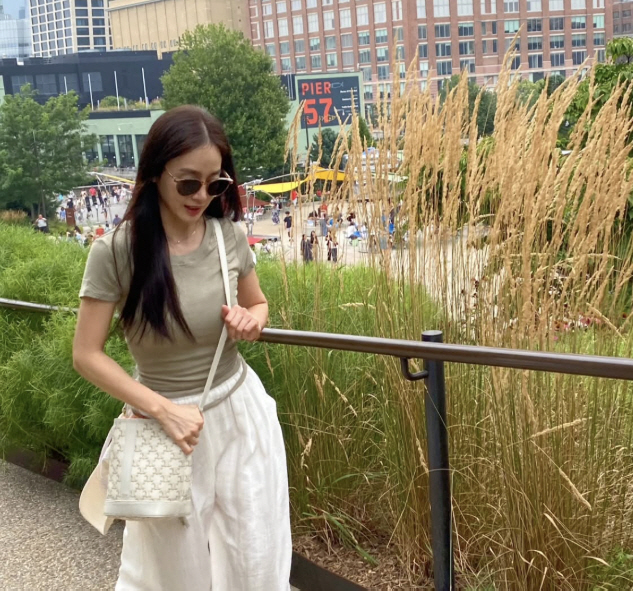 Rain ♥ Kim Tae-hee, wearing a tight t-shirt, filed for New York..I can't believe the 45-year-old