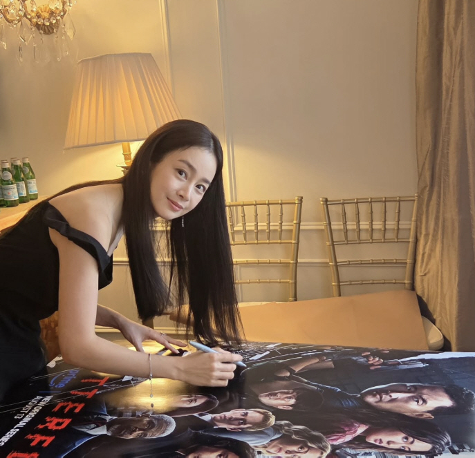 Rain ♥ Kim Tae-hee, wearing a tight t-shirt, filed for New York..I can't believe the 45-year-old