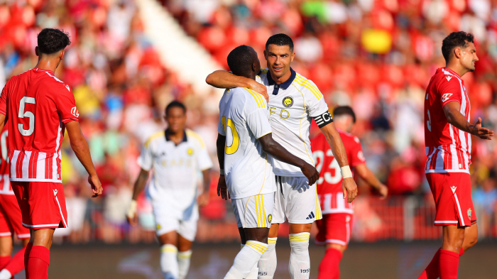 Ronaldo, who is going wild due to his infallibility, scored six goals in the pre-season against the European team...1,000 goals. The time of heavy rain goes backwards