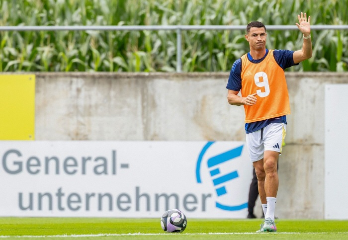 Ronaldo, who is going wild due to his infallibility, scored six goals in the pre-season against the European team...1,000 goals. The time of heavy rain goes backwards