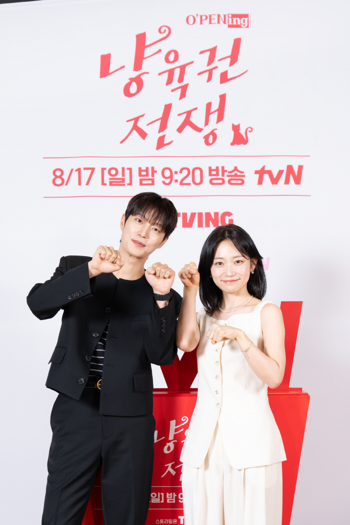  We're vulnerable to cat hair..Filming while taking medicine...Yoon Doo-joon ♥ Kim Seul-ki, will it work as a one-act play by the cat? (Roundup)