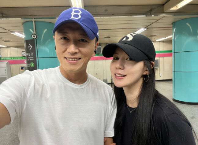  'Park Si-eun ♥' Jin Tae-hyun warns fans, 'Respect, I want to be similar...We're a normal couple