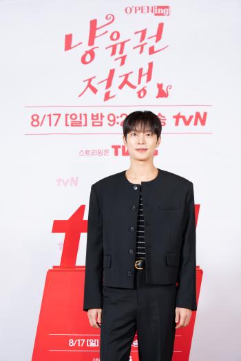 YUN DUJUN is allergic to cat hair..It's hard even if I take medicine and shoot
