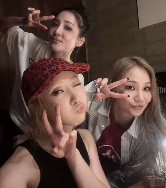 2NE1, only Park Bom was missing from the suspension of activities...CL, Sandara Park, and Minji Three Meeting 