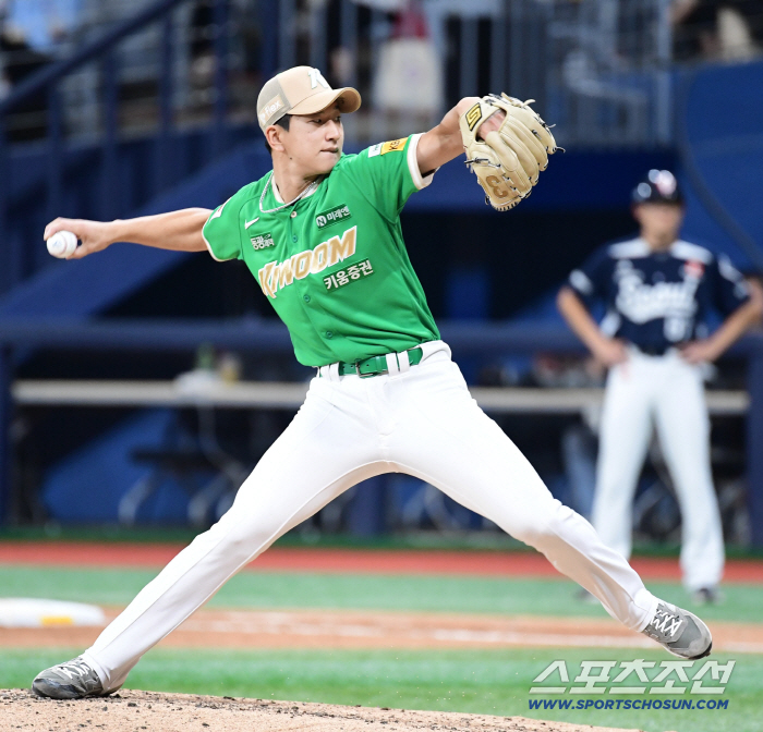 3 consecutive games → 2 days rest → elbows!The closing pitcher's season out. It's frustrating and sad An upset head coach's sigh. 