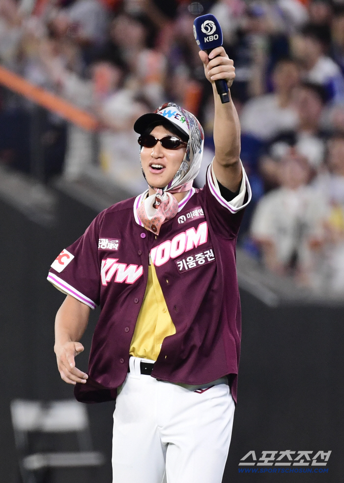 3 consecutive games → 2 days rest → elbows!The closing pitcher's season out. It's frustrating and sad An upset head coach's sigh. 