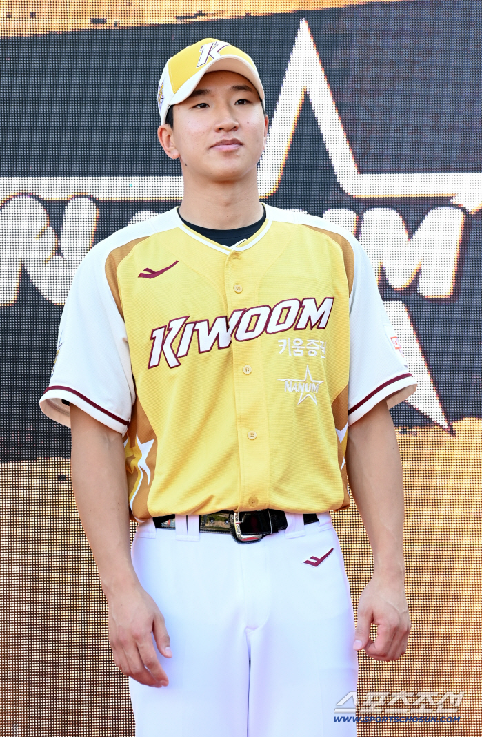 3 consecutive games → 2 days rest → elbows!The closing pitcher's season out. It's frustrating and sad An upset head coach's sigh. 