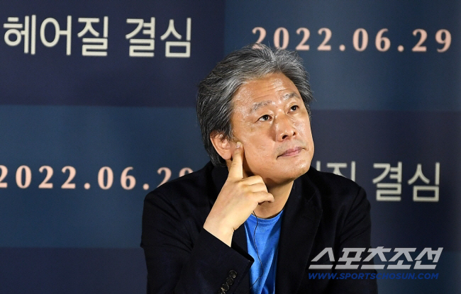  A full explanation at the hearing..More than active...Director Park Chan-wook decides to break up with the expelled writers' association (Roundup)