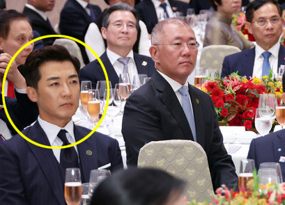 Ahn Jae-wook caught among chaebol heads...Inviting the 'Original Korean Wave Godfather' Presidential Dinner