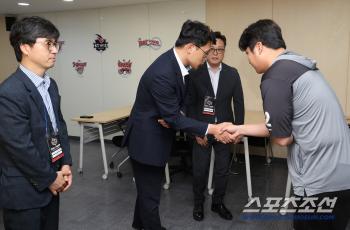 Although he was more angry at the apology broadcast, he visited Suwon, CEO of TJB Daejeon Broadcasting, and Director Lee Ji-wan to apologize directly to Moon Bo-kyung to avoid TikTok remarks (Suwon site)