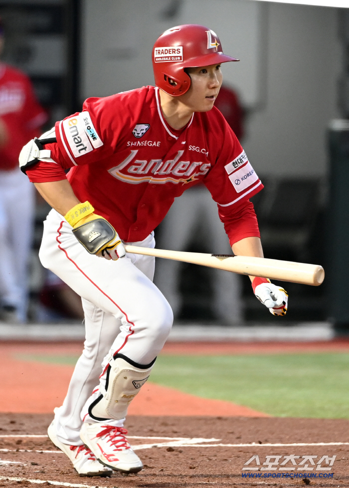 August heat is severe...Are the national shortstop's physical strength okay for the leadoff transformation? The ideal first hitter is... 