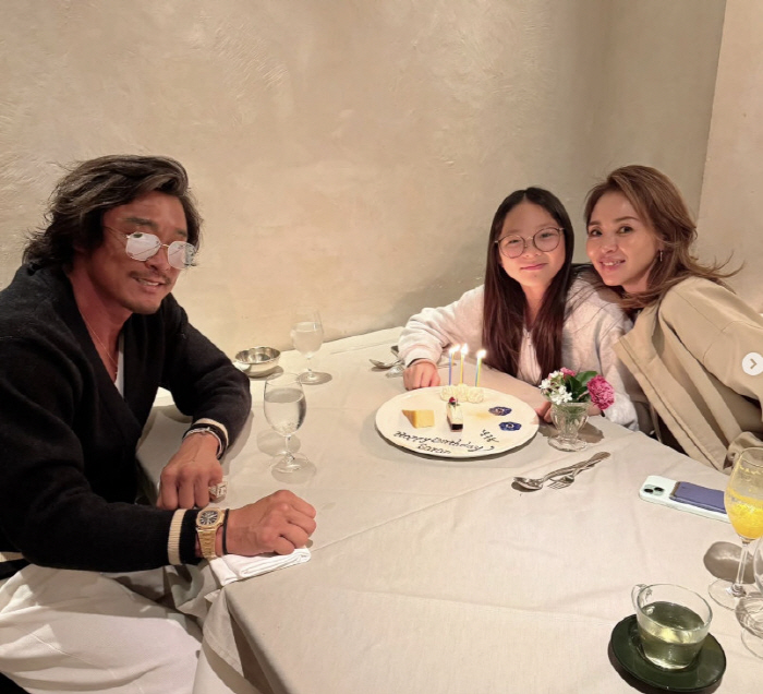 Choo Sung-hoon, daughter Choo Sa-rang. It's worth spending time in Hawaii. There are many foreign friends. Please give me a kiss