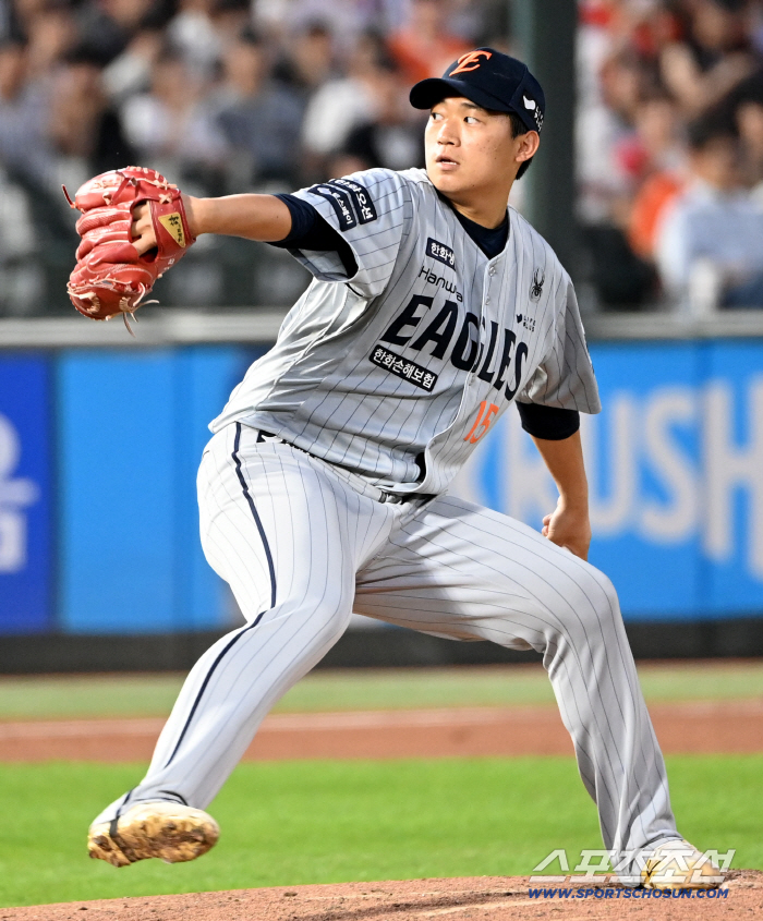 Eom Sang-baek → Hwang Jun-seo → Eom Sang-baek Hanwha's 5th selection, took out a new card...I waited a long time and worked hard