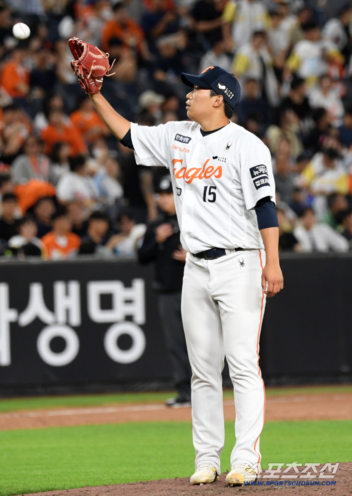 Eom Sang-baek → Hwang Jun-seo → Eom Sang-baek Hanwha's 5th selection, took out a new card...I waited a long time and worked hard