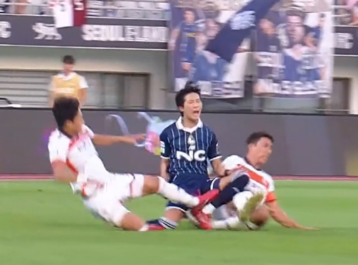 Even if you tackle with your feet up, you don't trust the K League 2 decision, which has led to controversy over no card and even offside