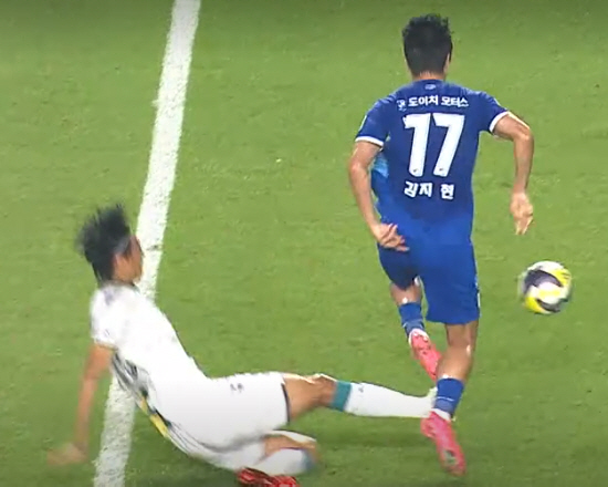 Even if you tackle with your feet up, you don't trust the K League 2 decision, which has led to controversy over no card and even offside