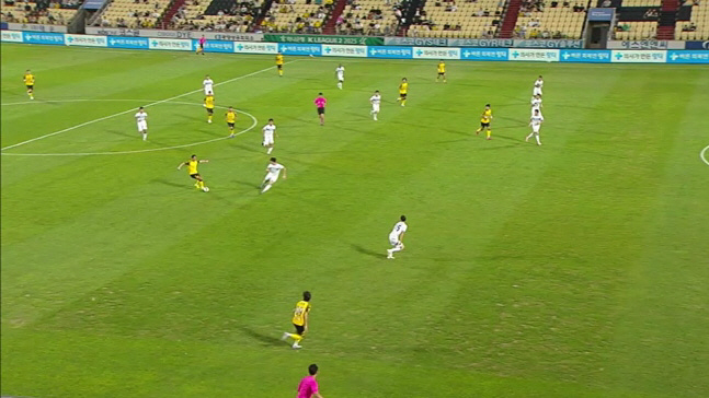 Even if you tackle with your feet up, you don't trust the K League 2 decision, which has led to controversy over no card and even offside