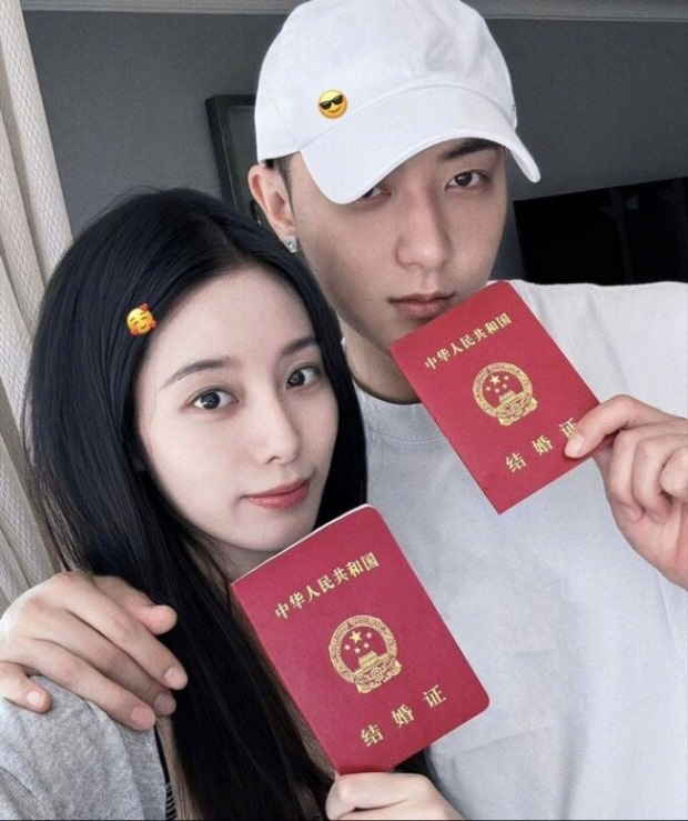 EXO-Tao Live Broadcasts October Wedding with Former SM Trainee...Rumors of childbirth remain silent 