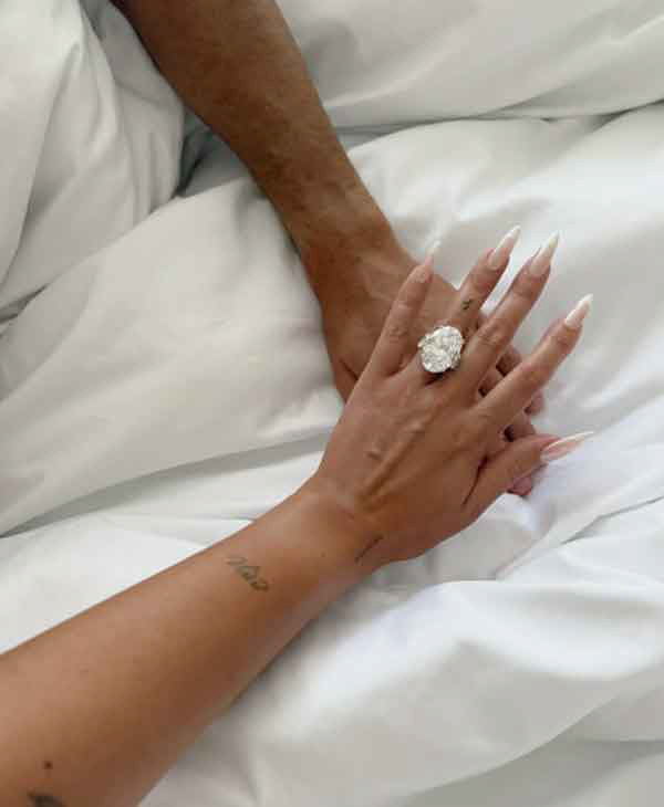 I heard a sound Ronaldo in the dark, finally getting married...Propose a ring to your girlfriend Georgina → Accepted