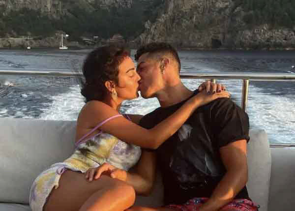 I heard a sound Ronaldo in the dark, finally getting married...Propose a ring to your girlfriend Georgina → Accepted