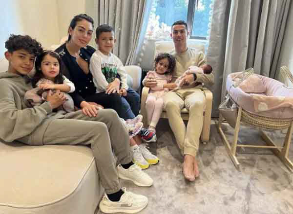 I heard a sound Ronaldo in the dark, finally getting married...Propose a ring to your girlfriend Georgina → Accepted