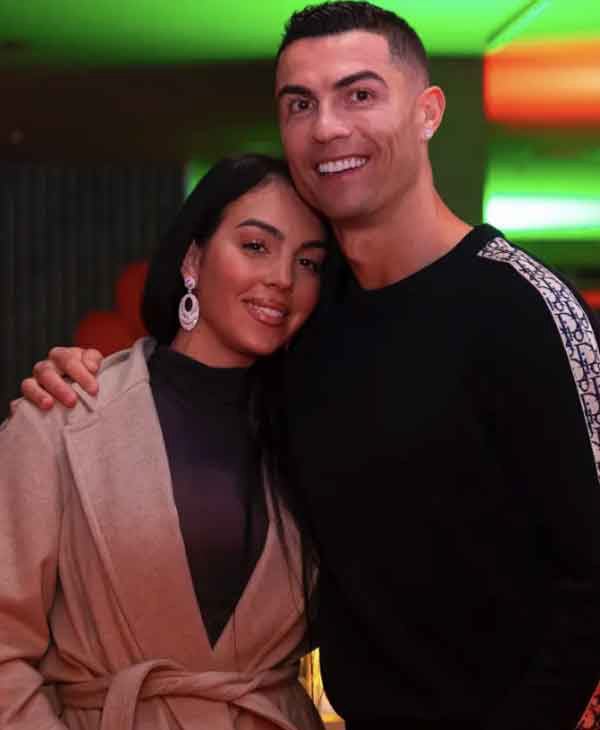 I heard a sound Ronaldo in the dark, finally getting married...Propose a ring to your girlfriend Georgina → Accepted