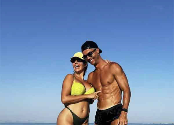 I heard a sound Ronaldo in the dark, finally getting married...Propose a ring to your girlfriend Georgina → Accepted
