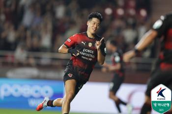 I want to score 100 goals! Hong Yun-sang's smile Sung-yong, who played with Ki Sung-yueng's wings, came and his soccer skills increased. → Thank you to the coach for holding me. 