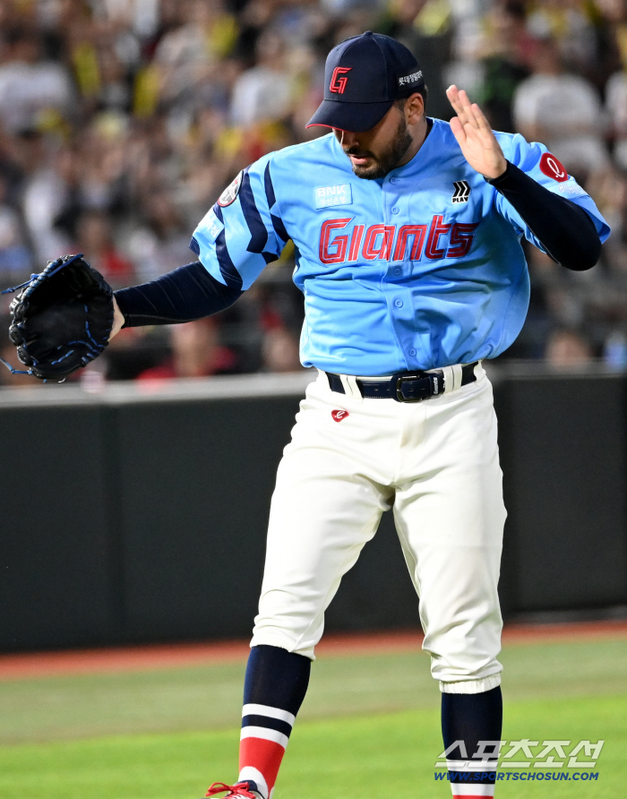 I wanted to be on it someday Should we stop the Ponce winning streak? → ERA 2.14 Lotte Savior met on a single-wood bridge 