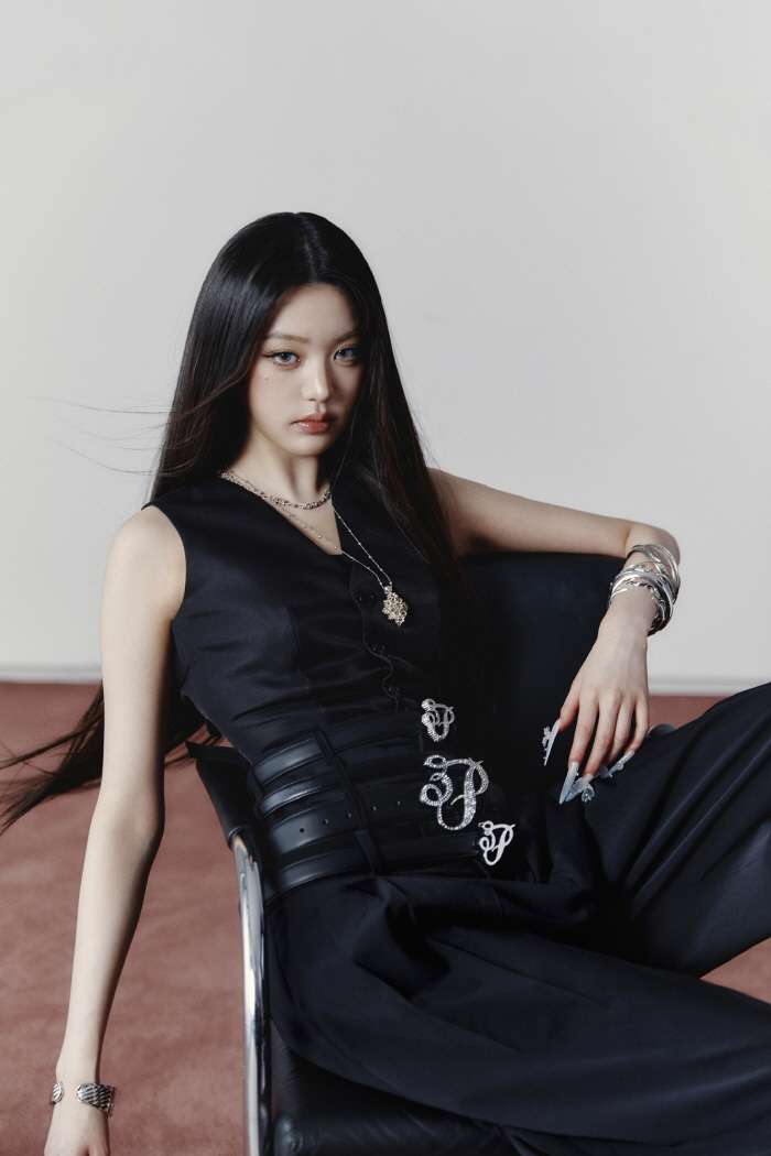 I've never seen this before…Ahn Yu-jin → Jang Won-young with black charisma