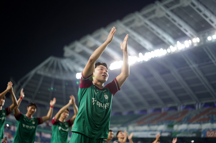 Kim Jun-beom, who led Daejeon to a reversal, scored one goal and helped one, and the best star in the 25th round of the K League 1, the MVP of the 24th round of the K League 2, is Hat Trick Valdivia
