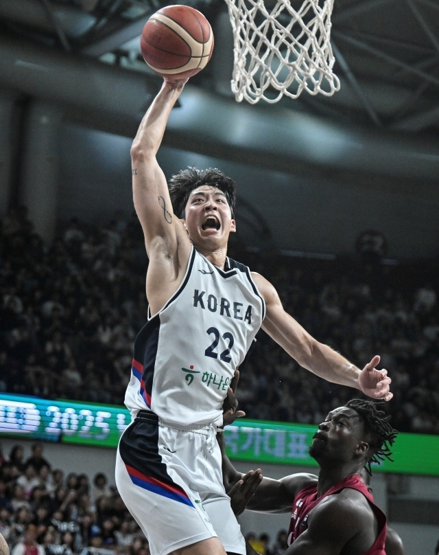 The Korean men's basketball team, whose return to Yeo Jun-seok is more than victorious, defeated Guam by 33 points. Yeo Jun-seok also overcame a knee injury. China to advance to the semifinals confirmed