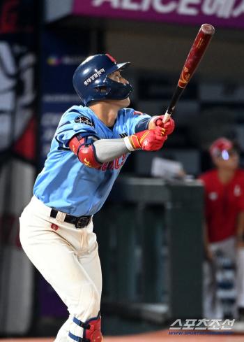 Last in August's team batting average, one shot that quenched thirst instead of captain...The expectation of the head coach has gained weight in the batting lineup