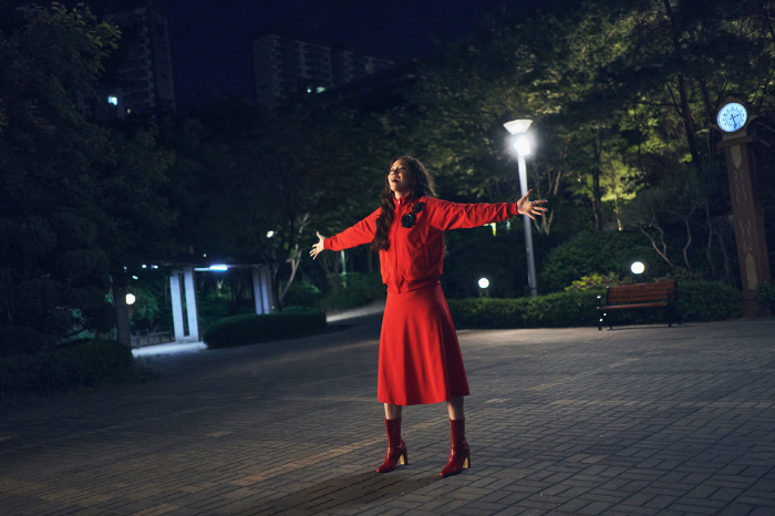 Lim Yoon-ah, who changed her face, leads the theater on Liberation Day with the devil moving in
