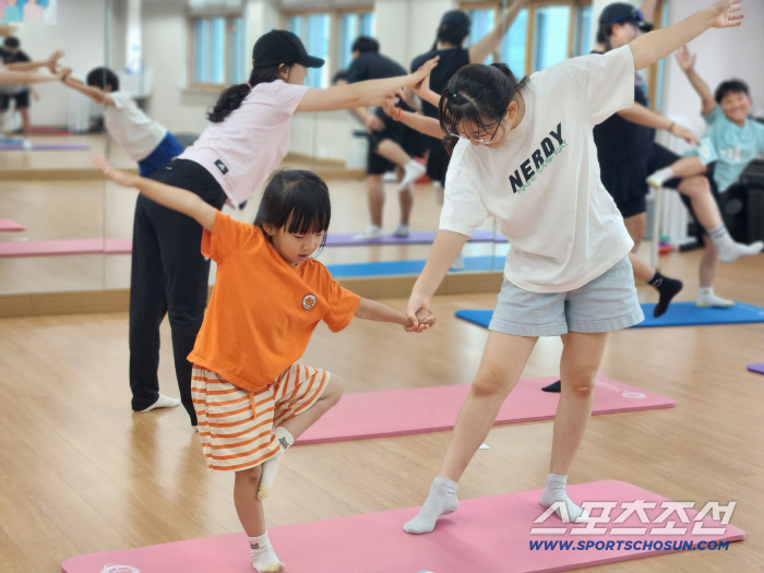 My family ♥ and my health are better because I run with my mom and dad! Gyeonggi Provincial Office of Education Gyeonggi Student Sports Center Family Fever