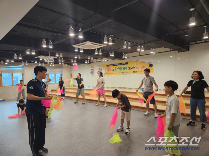 My family ♥ and my health are better because I run with my mom and dad! Gyeonggi Provincial Office of Education Gyeonggi Student Sports Center Family Fever