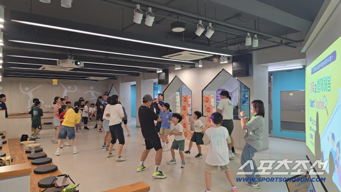 My family ♥ and my health are better because I run with my mom and dad! Gyeonggi Provincial Office of Education Gyeonggi Student Sports Center Family Fever
