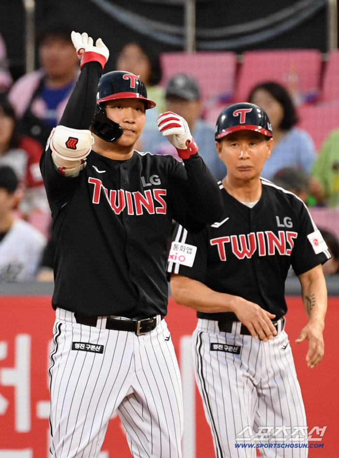 New lucky star Tolhurst won for the first time in seven scoreless innings, plus the eighth batter won the game automatically, with four pitches, a mega twin spoiler, LG 112. Hanwha won the game, too